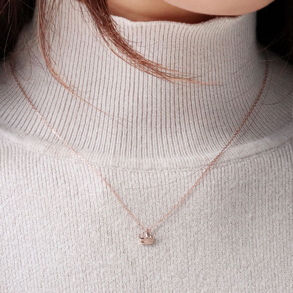 王冠 プチネックレス 可愛い 18金 プラチナ 10金 ペンダント シンプル クラウン ネックレス 大人 女子 オフィス カジュアル 普段使い ギフト おすすめ (品番 mpn-0152)