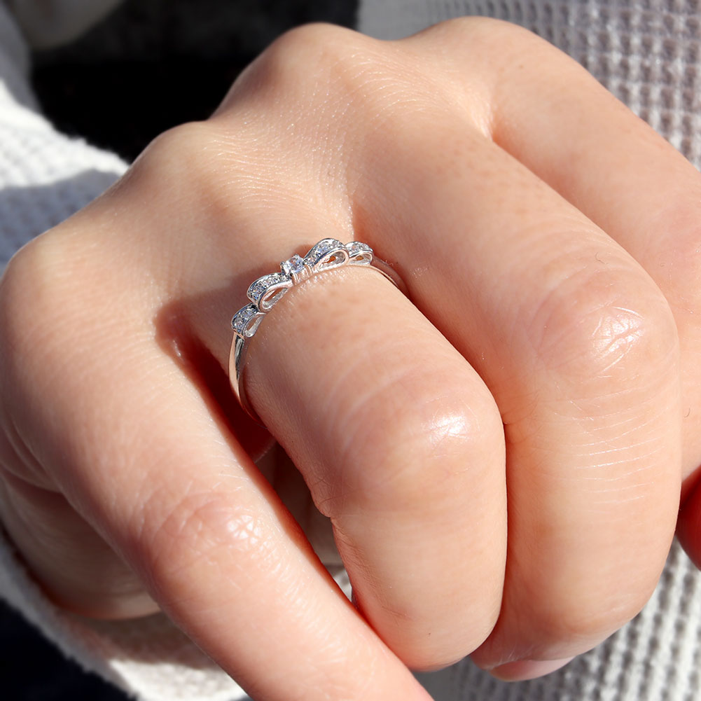 リボン リング シルバー ハーフエタニティ 可愛い レディース 指輪 ピンキー りぼん 人気 シルバーアクセサリー シンプル 華奢 (品番 mr-0093-sv)